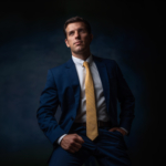 Retrato executivo profissional para LinkedIn, fotografado em estúdio em Fortaleza.