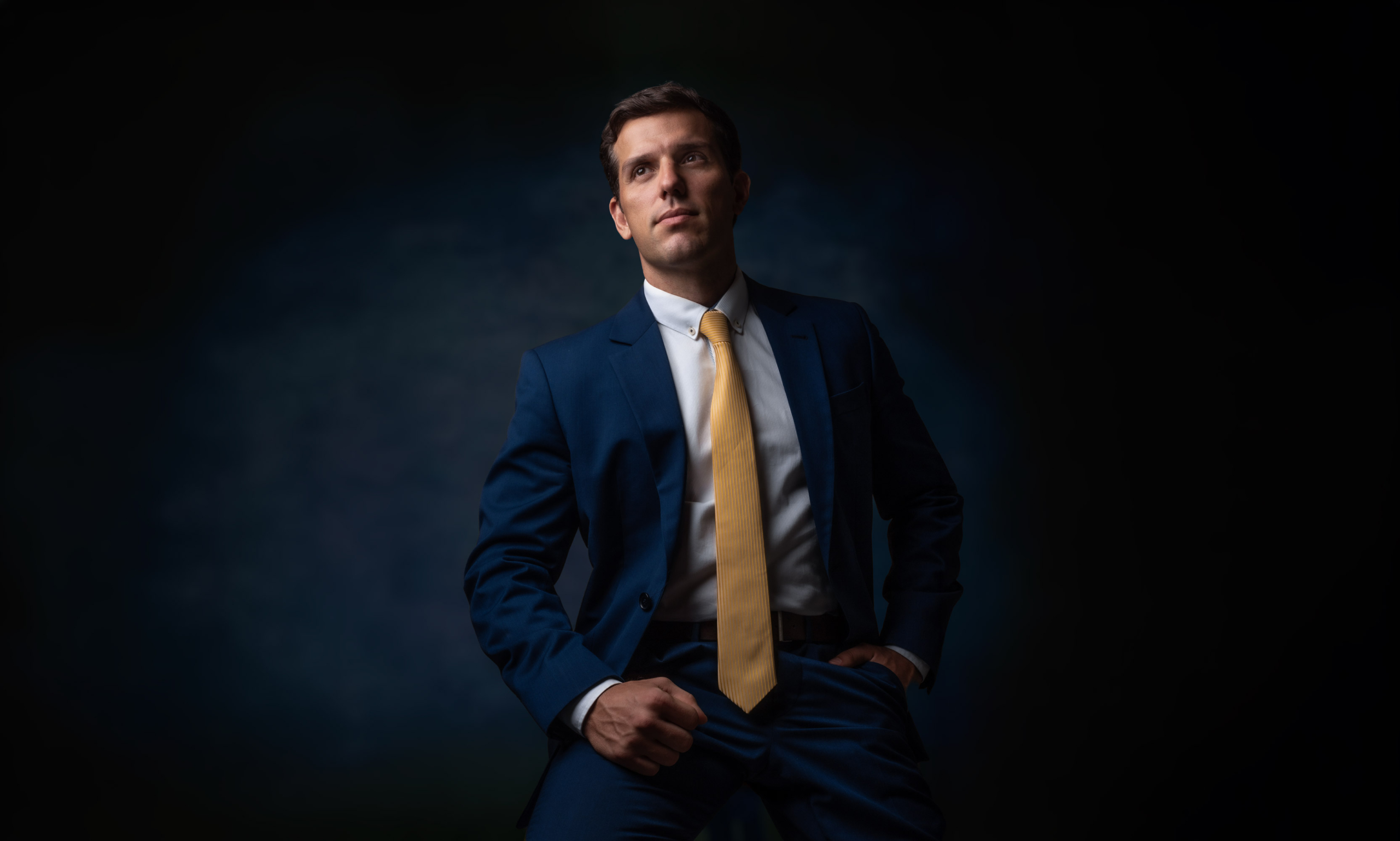 Retrato executivo profissional para LinkedIn, fotografado em estúdio em Fortaleza.